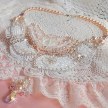 Collana Bouquet d'un Jour ricamata con fiori di madreperla, cristalli, perle rotonde in filigrana, argento 925/1000 e perle di qualità 